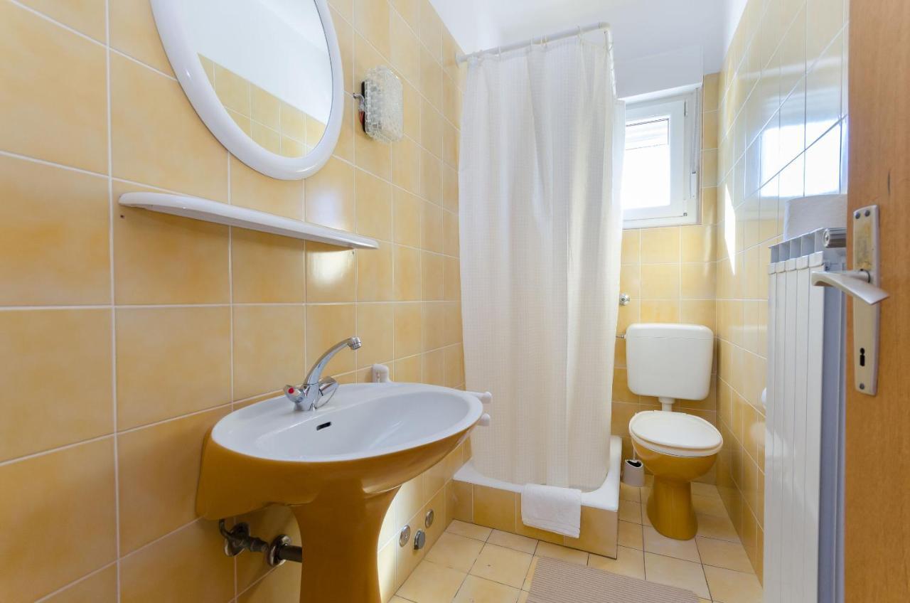Apartments Slavica R Banjol Esterno foto